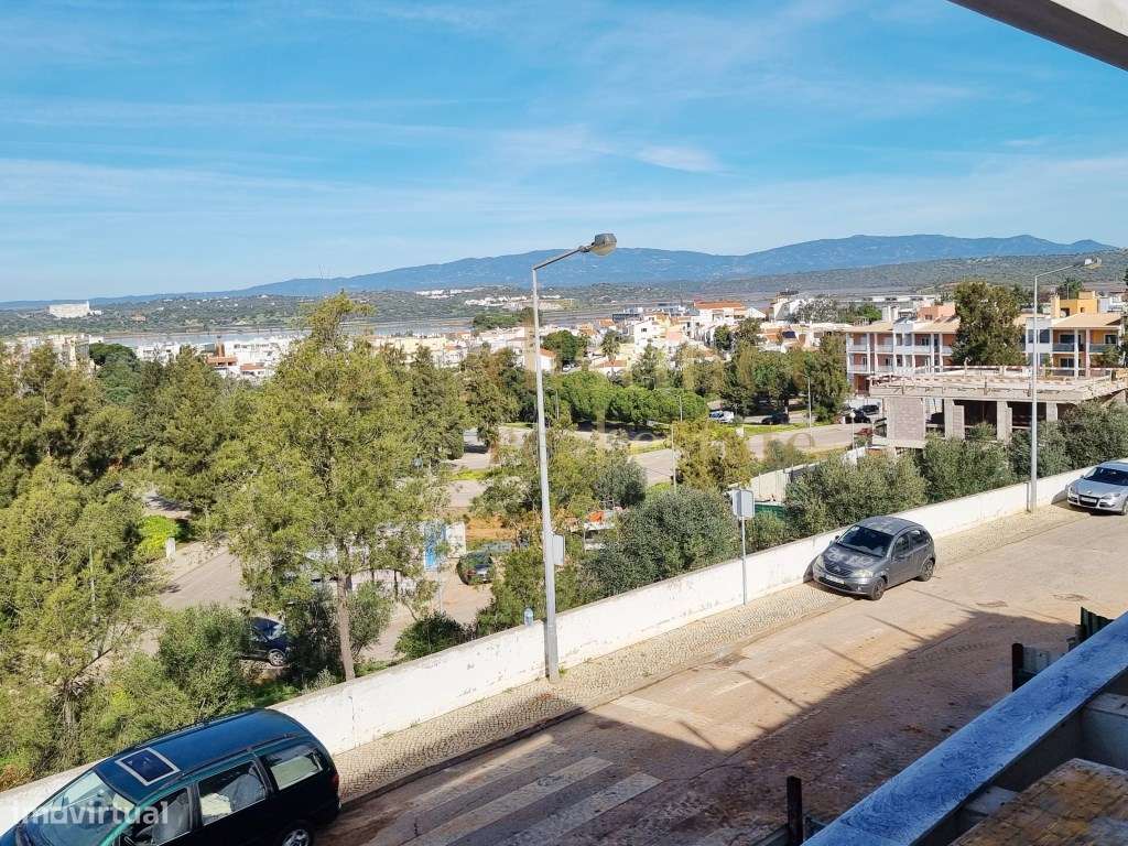 Moradia de 4 quartos de estilo contemporâneo e minimalista muito pr... - Grande imagem: 5/16