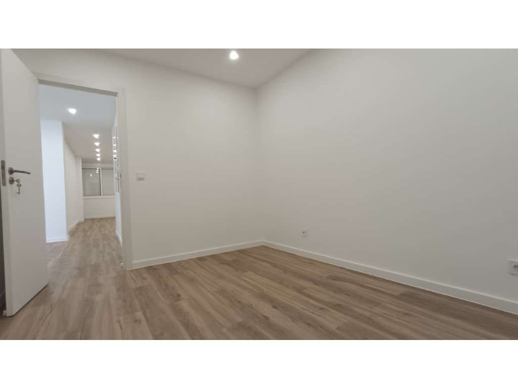 Apartamento T3 REMODELADO | Centro do Cacém-16