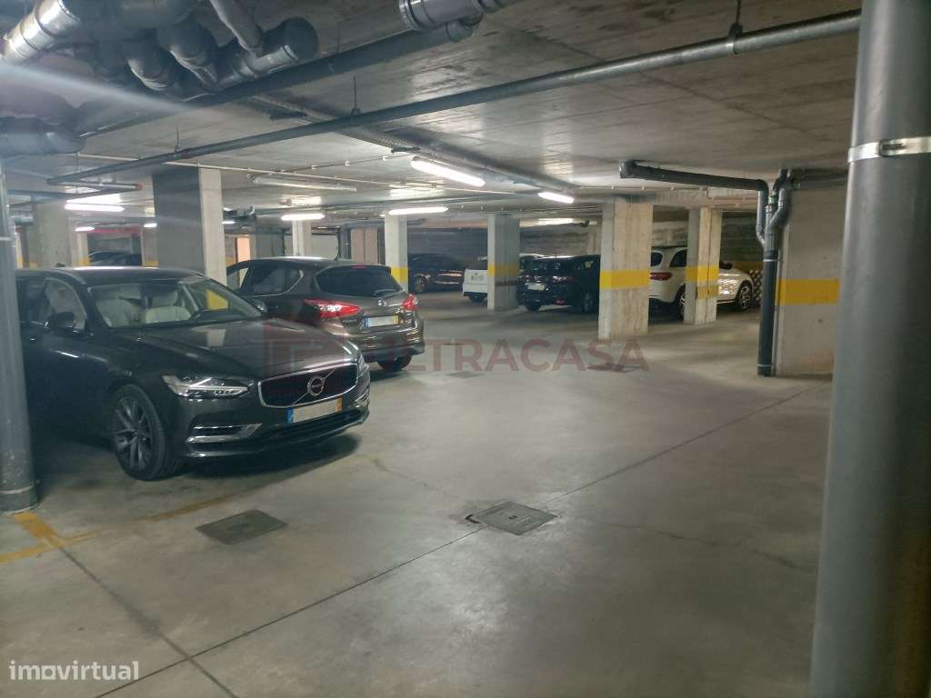 Vende-se Excelente T3 na Pontinha com 2 Lugares de Parqueamento-44