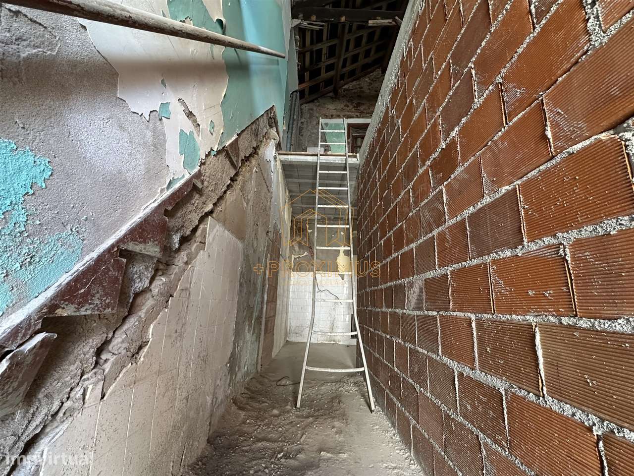 Moradia p/ restaurar c/ vista mar-20