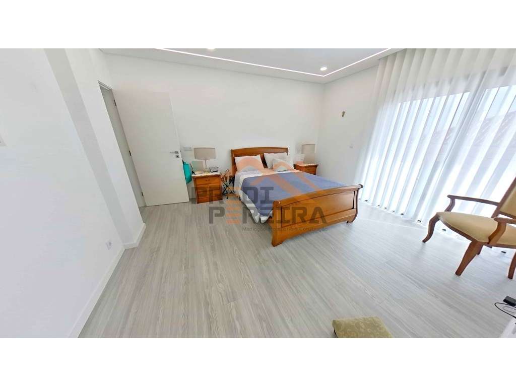 Moradia T3, situada no Casal da Silveira, em Famões-41