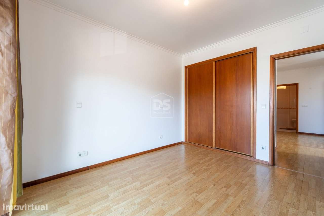 Moradia T5 geminada na Garcia, Marinha Grande-37
