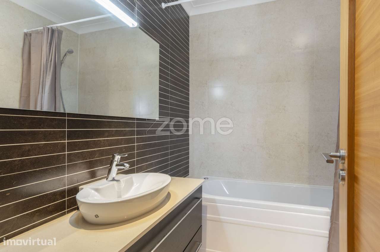 Apartamento T3 com varanda e garagem no L Towers, em Paço de Arcos-17