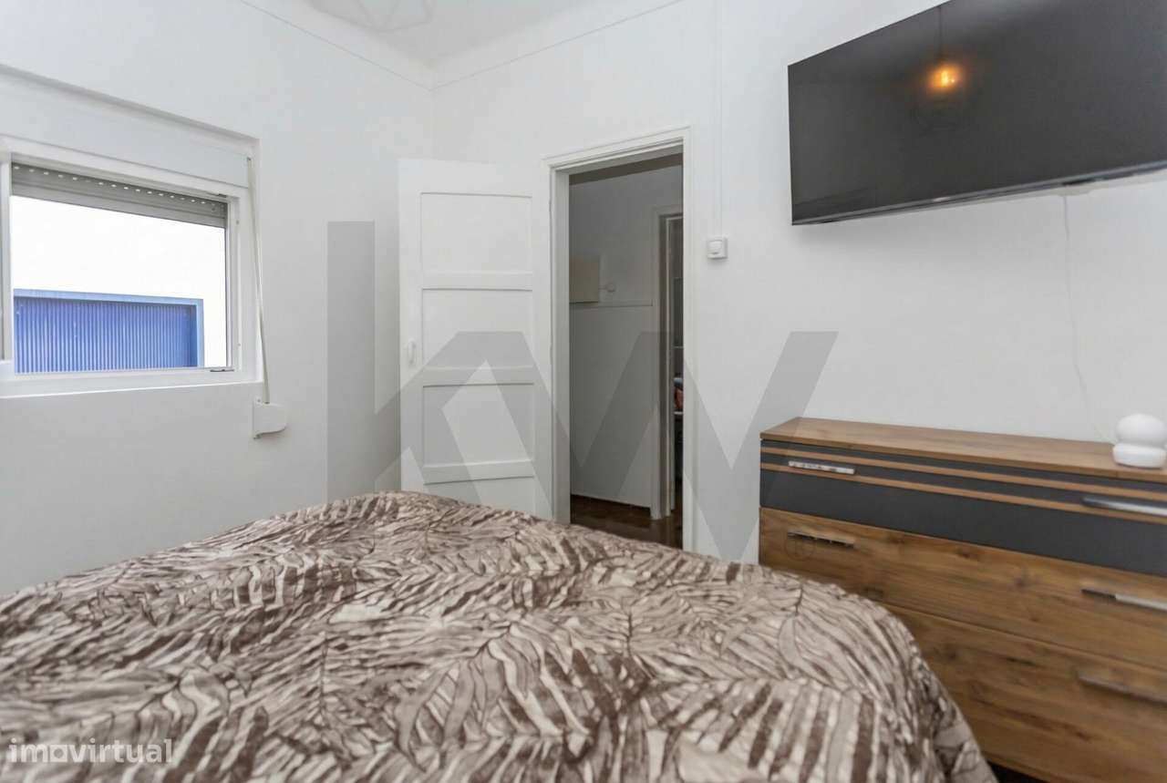 Moradia T2  com Garagem  e anexos inserida num lote de 1500 m2 de ter-17