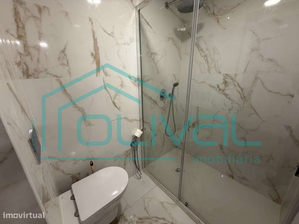 Loja destinada a comercio transformada habitação tipologia T3 - Grande imagem: 5/13