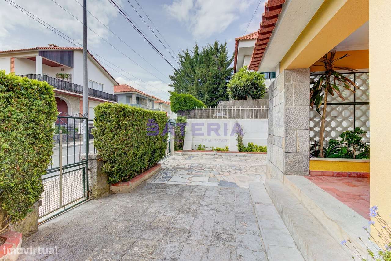 Moradia Independente T5 em Linda-a-Velha-50