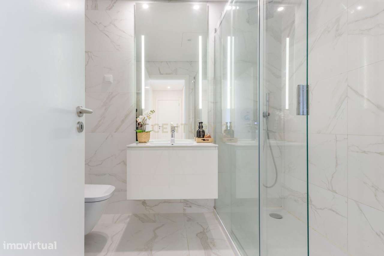 T4 em Condomínio Fechado com Vista Rio - Alcochete-33