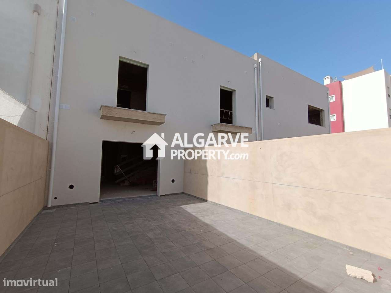 Moradia geminada V2 a poucos passos de cafés e restaurantes com vista - Grande imagem: 3/32