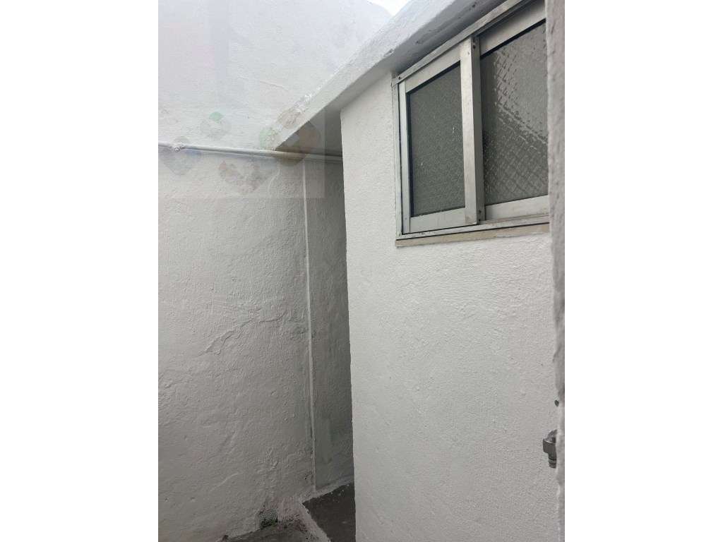 Moradia frente Monsanto, Excelente oportunidade, T2, por recuperar!-18