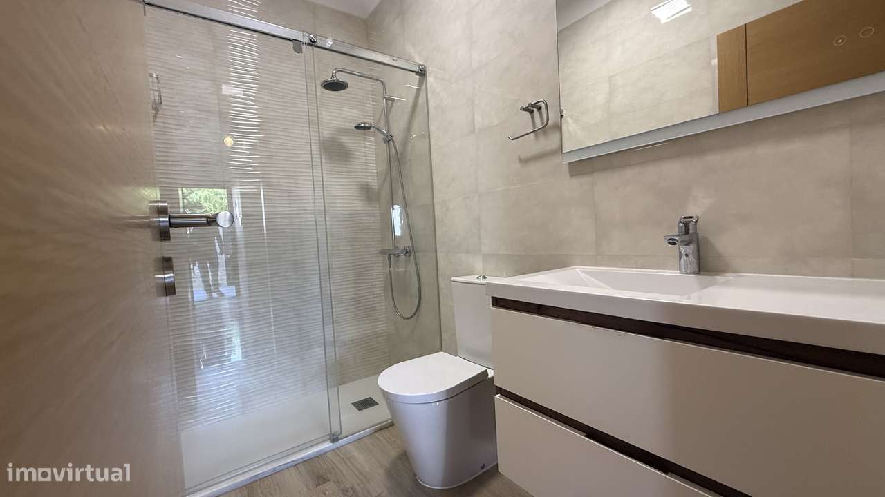 Moradia IsoladaT1+1 Totalmente Remodelada -Charneca da Caparica-26