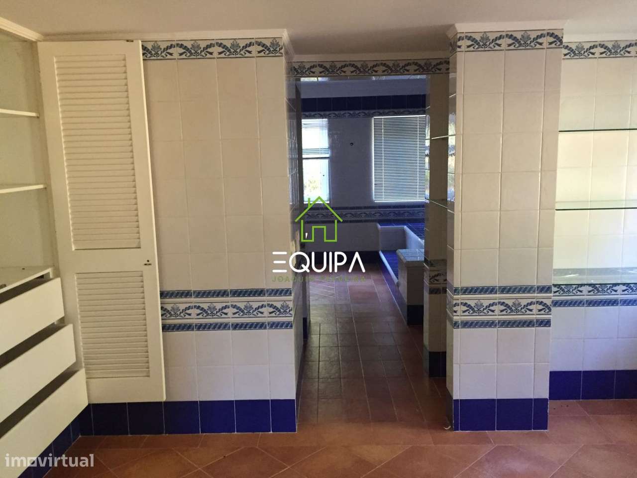 Moradia isolada T-7, na estrada nacional 117, em Belas, concelho de Si-18