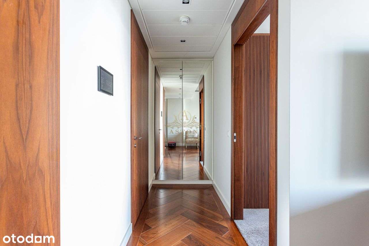 Luxury 1-bedroom apartment on Złota 44-12