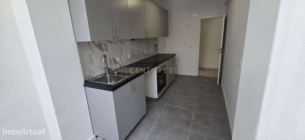 T3 em Almada com logradouro/ Excelente Localização-0