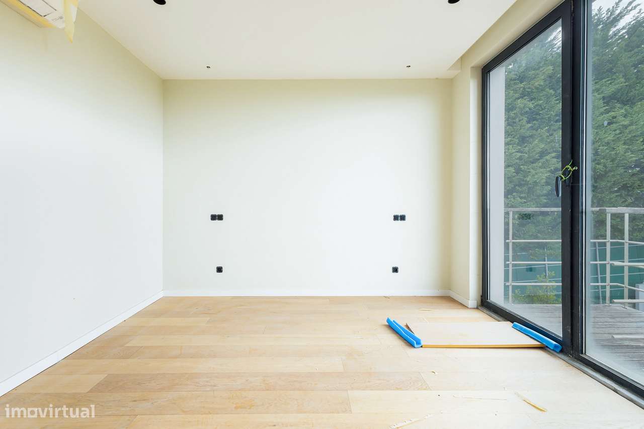 Moradia Isolada Remodelada com Piscina, 4 Quartos e Garagem para 3 Car-12