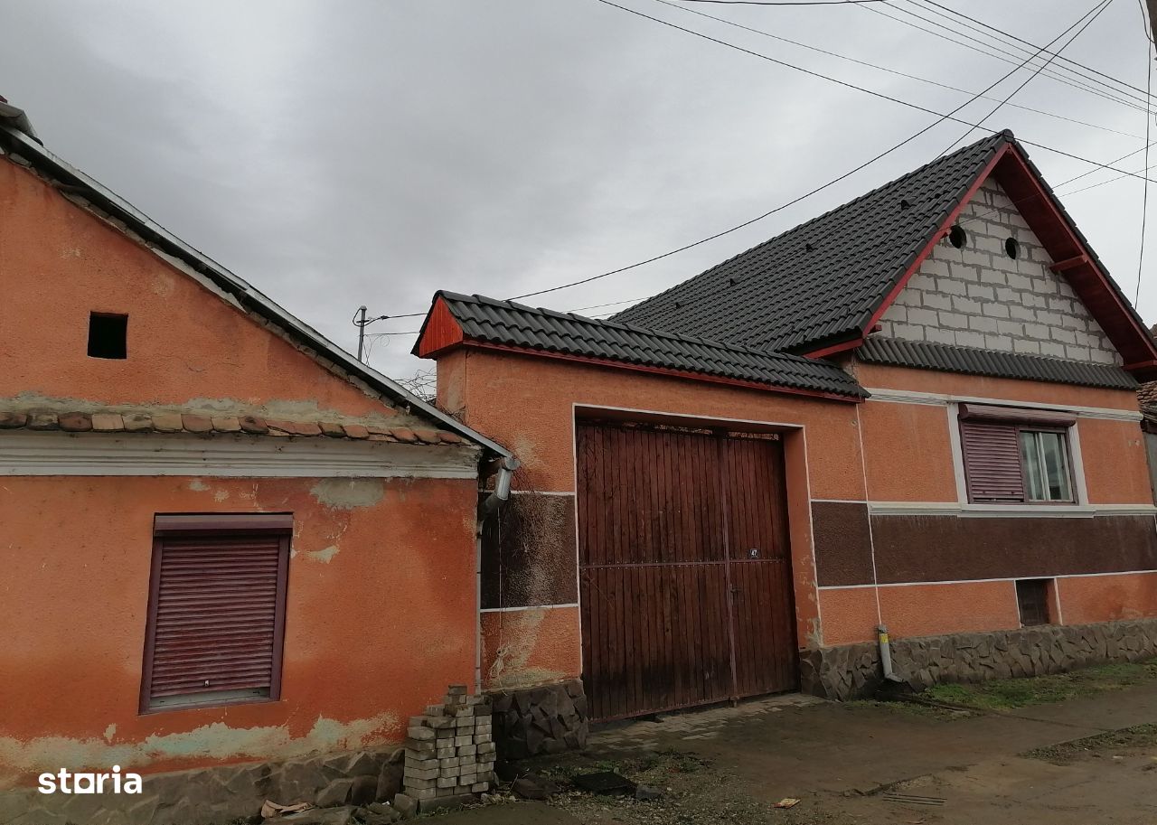Vânzare casă cu 2 corpuri de clădire în Brateiu, jud. Sibiu