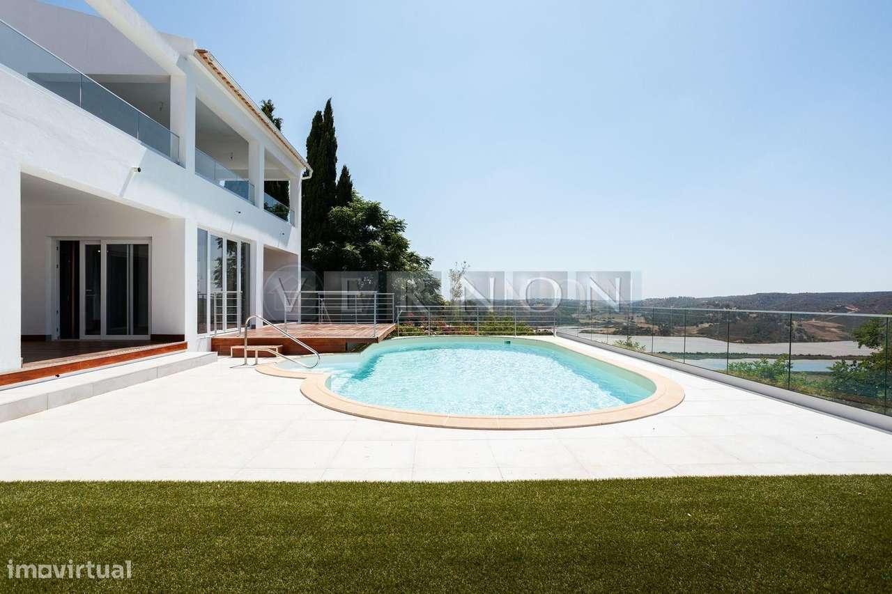 Moradia Renovada T4 com Vista Rio Arade, Piscina e 2.450 m² de Terreno-41