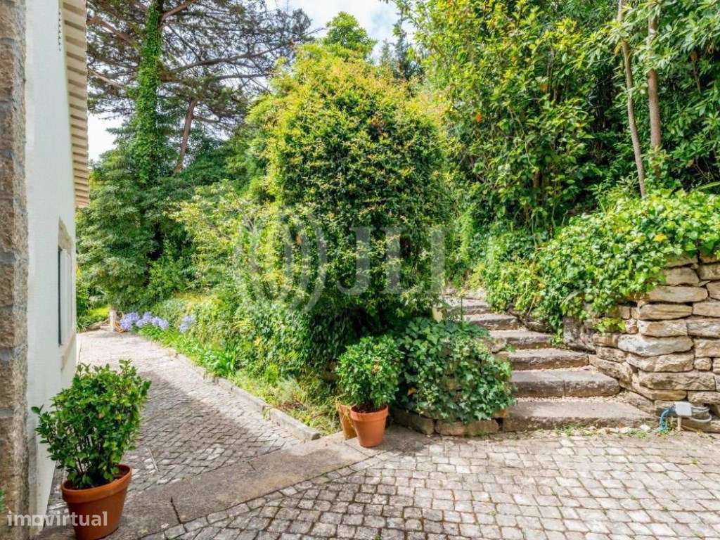 Moradia T6 com jardim e piscina no Estoril em Cascais-27