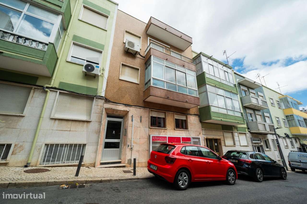 Excelente T1 renovado com Terraço em Algés-14