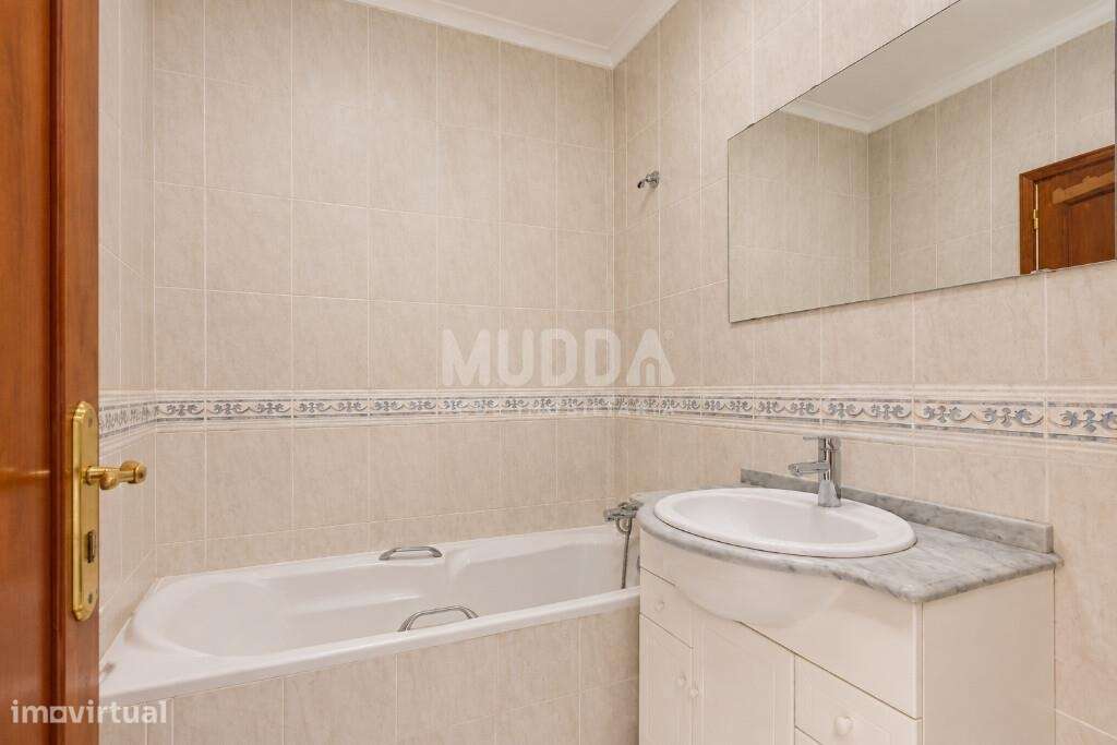 Fantástico T3 Paços Brandão Santa Maria da Feira, ultimo piso ,numa ex-16