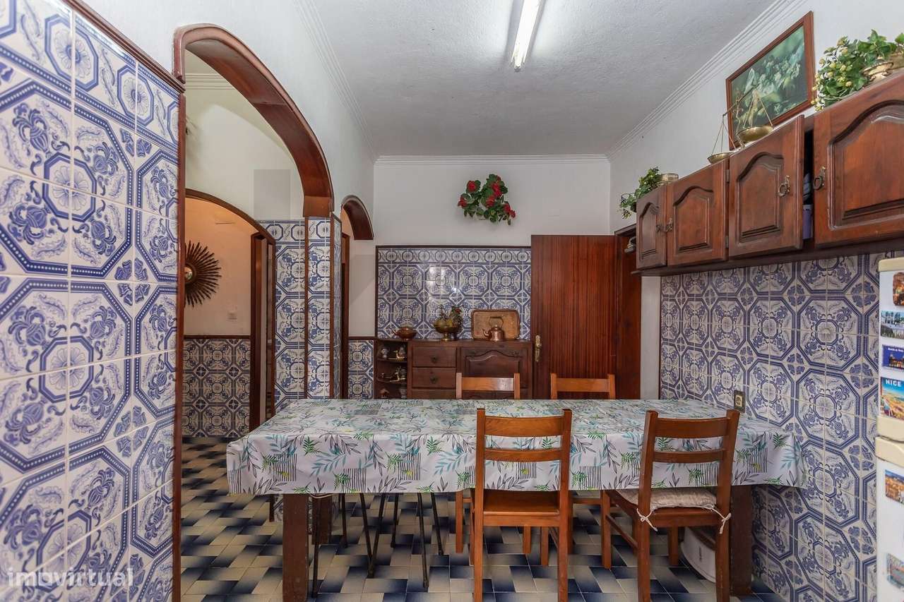 Moradia T5 em Belas | Espaço, privacidade e potencial - Grande imagem: 5/46