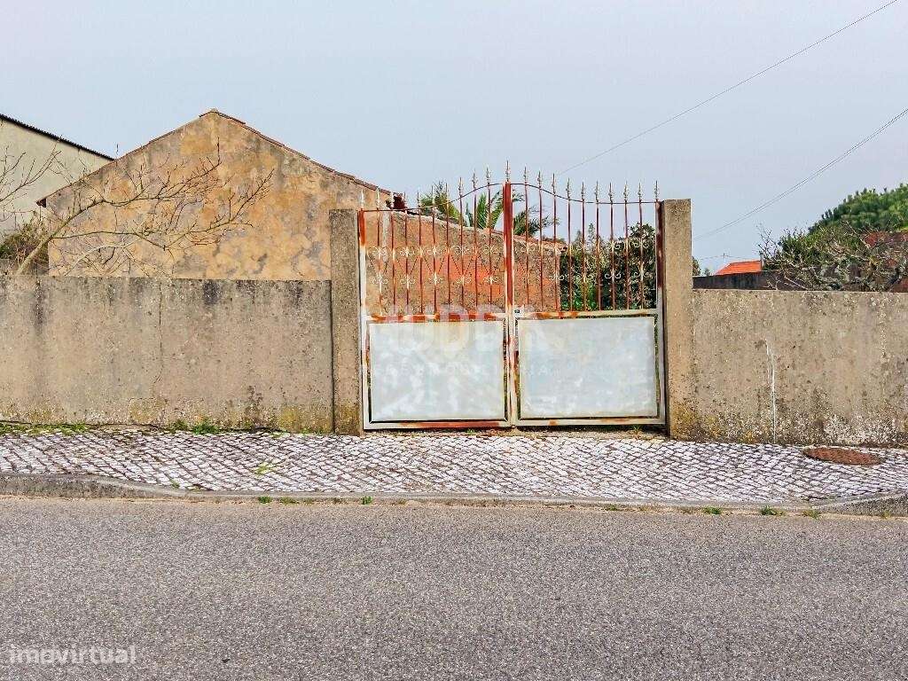 Ruína para recuperar com terreno de 1.050 m2 poço e árvores de fruto A-16