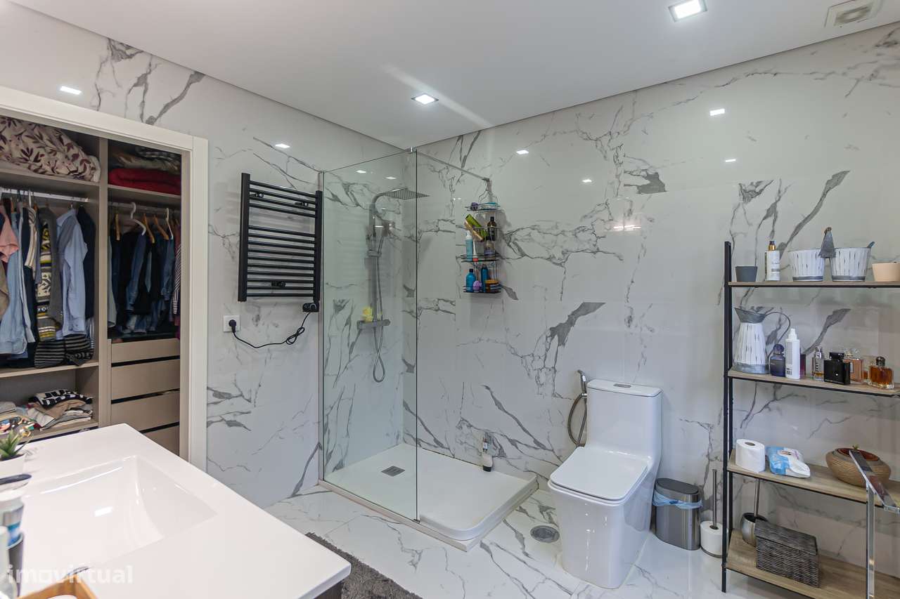 Moradia T4+1 renovada com anexo e jardim em Canidelo-11