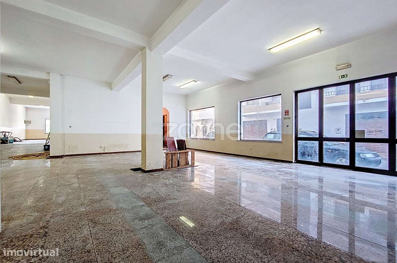 Loja no centro de São Bartolomeu de Messines com 216m2-17