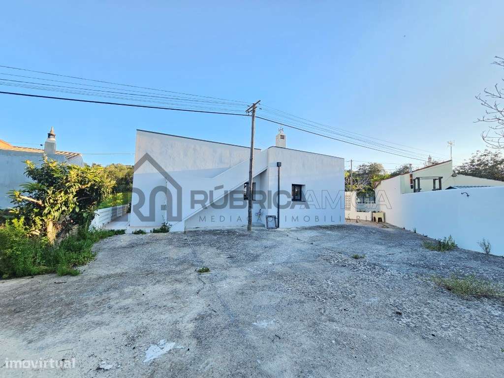 Moradia V3 renovada, com logradouro e anexo-34