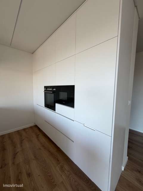 T2 em suítes, Varanda de 35,59 m² e Box para 2 Viaturas | Oeiras Golf-3