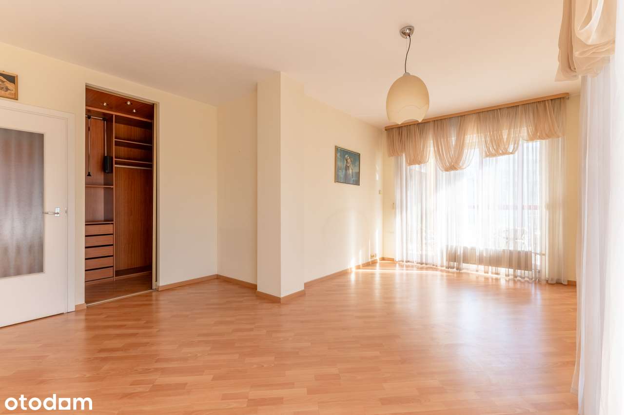 Mieszkanie dla osób szukających przestrzeni z 3 balkonami i parkingiem-7