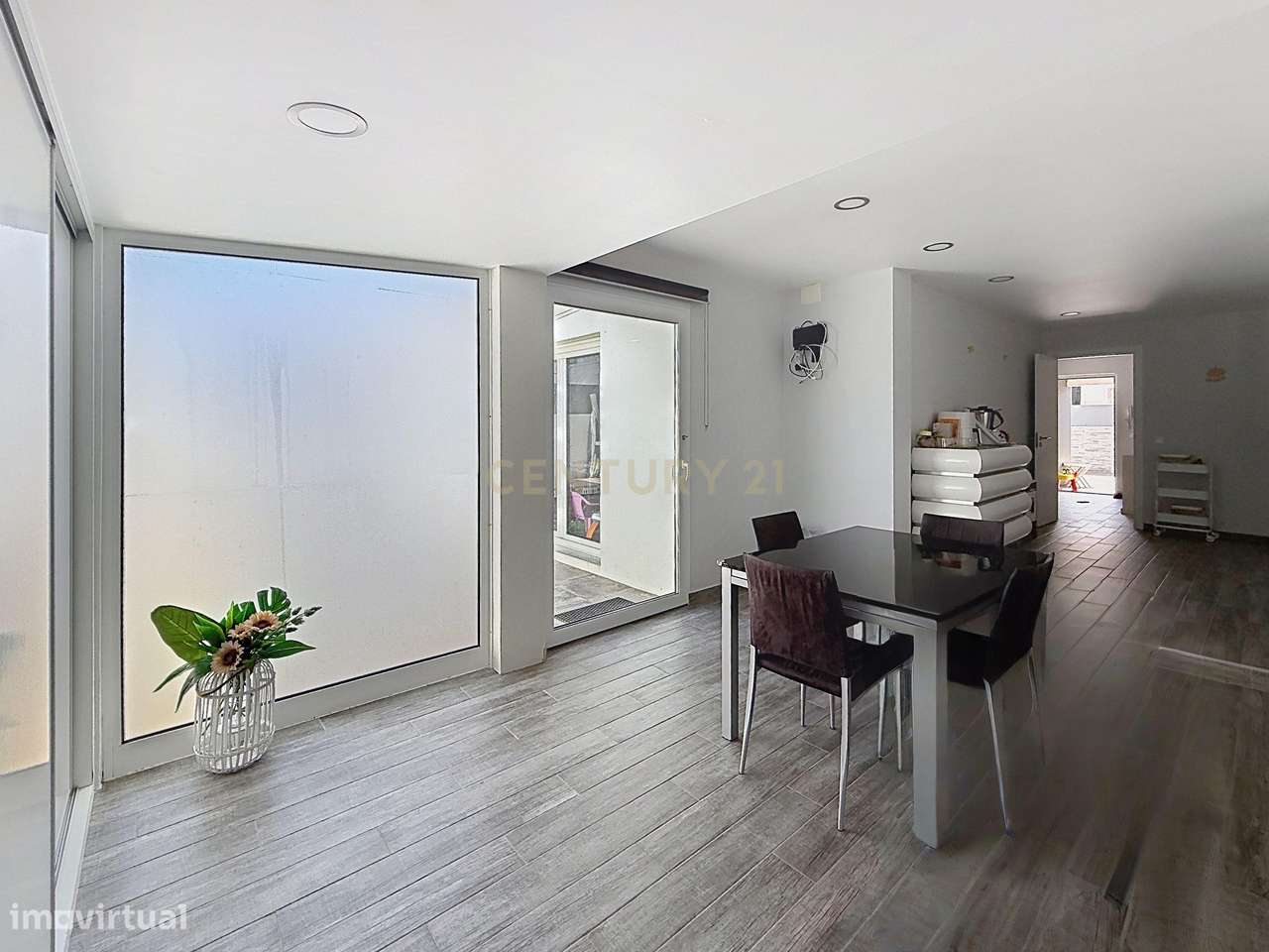 Moradia T3 Térrea Renovada à Venda na Nazaré | Quintal | Suite | Pront-31