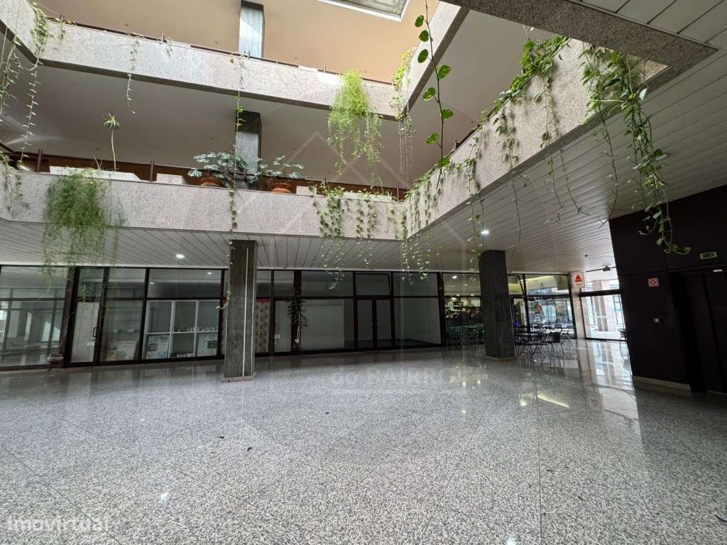 Loja para arrendamento, fórum comercial próximo á Constituição,Porto - Grande imagem: 2/15