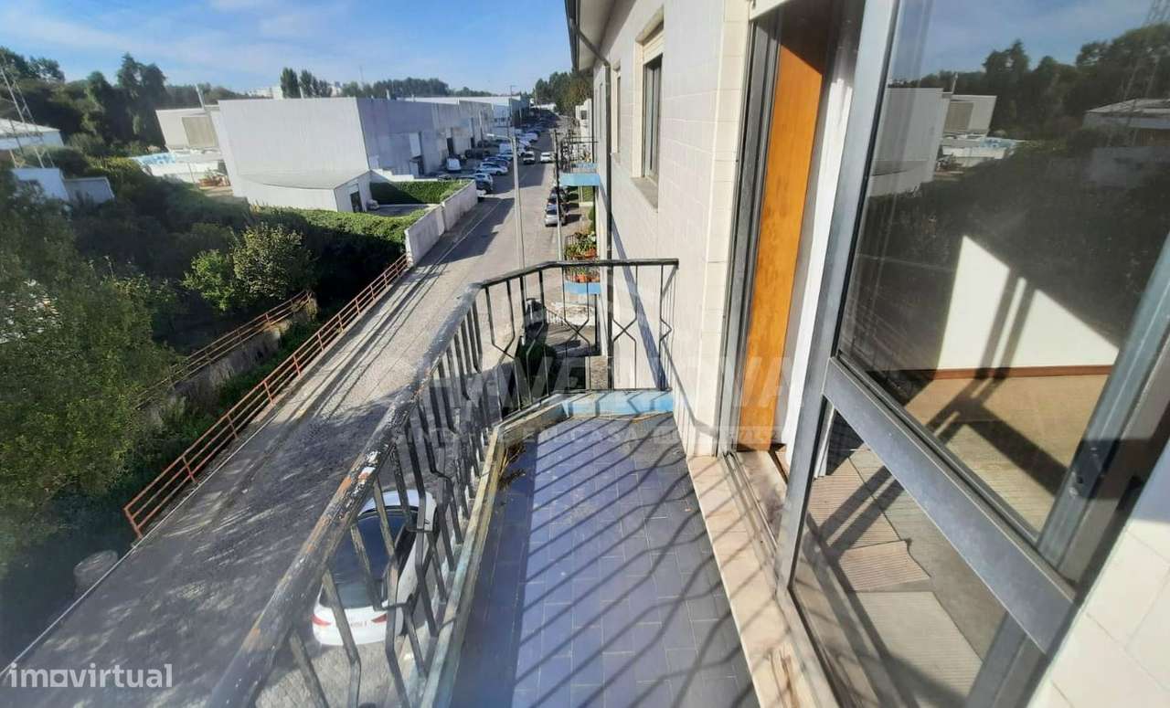 Apartamento T3 com varanda e garagem em Rio Tinto-0