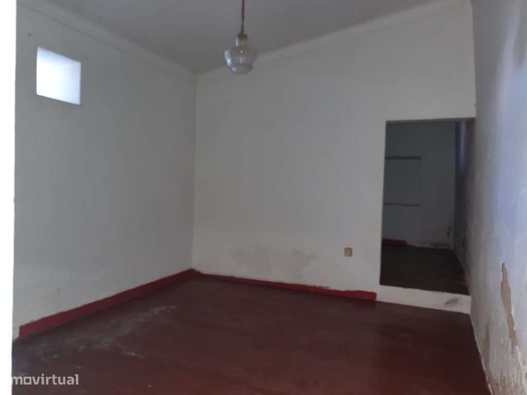 Oportunidade de Reabilitação - Moradia T2 com Quintal em Terrugem (...-5