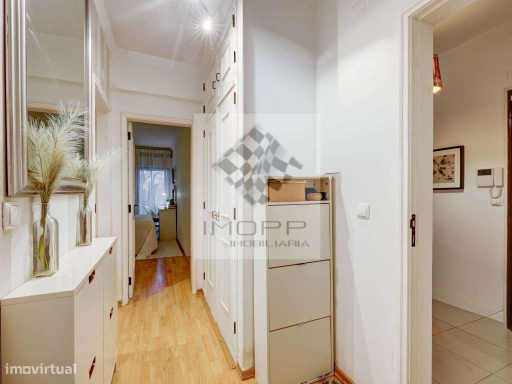 Apartamento T2 com varanda no centro de Carnide-14