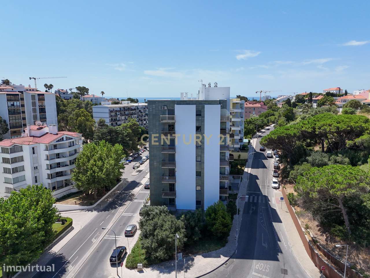 Elegante Apartamento T3 no Estoril com Box Fechada para 3 carros a pou-17