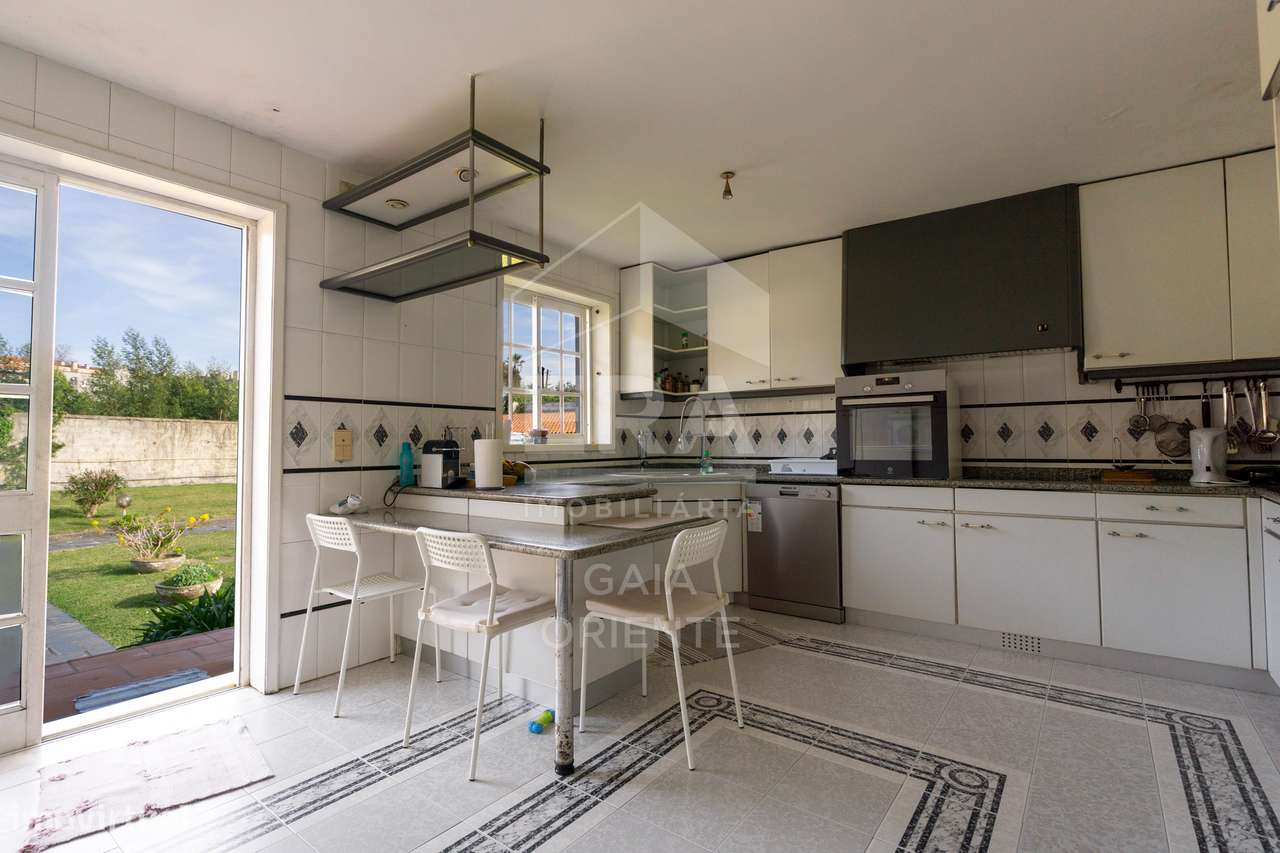 Moradia T8 com jardim e piscinas em Miramar-27