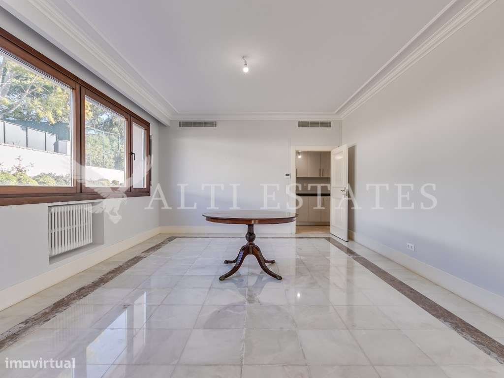 Deslumbrante moradia em zona nobre do Estoril-12