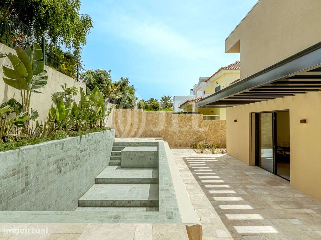 Moradia T3+1 com jardim, piscina e garagem, no Estoril-7
