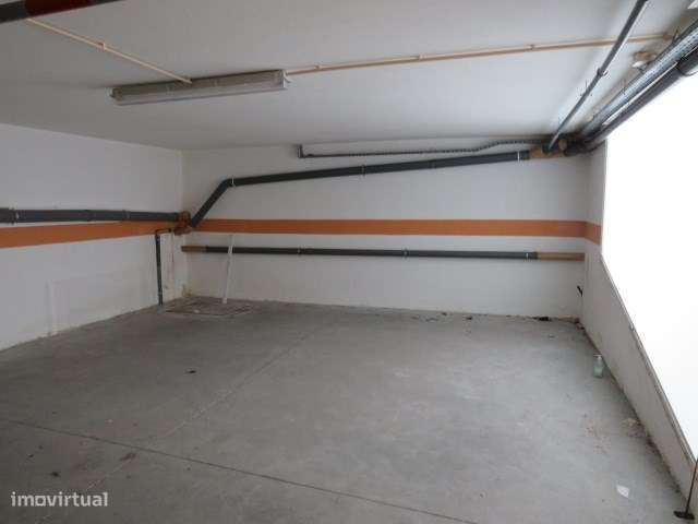 Garagem C/ 234 M2 - Bairro Afonso Costa - Setubal-7