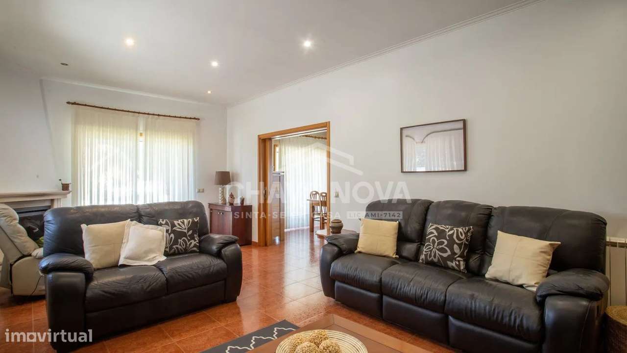 Moradia T4 Térrea de 4 Frentes com Amplo Terreno, Cave e Garagem-7