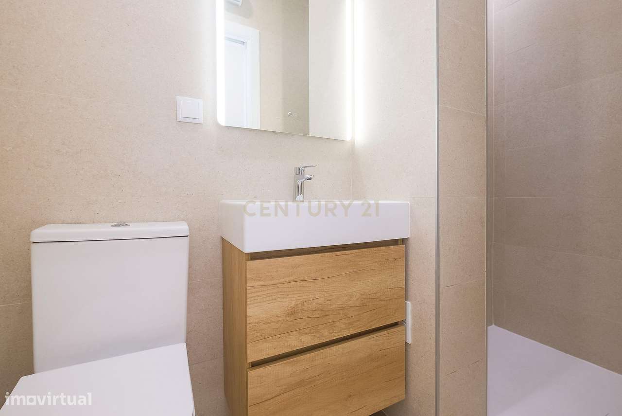 Apartamento T3 Totalmente Renovado | Estoril | Junto aos Salesianos-10