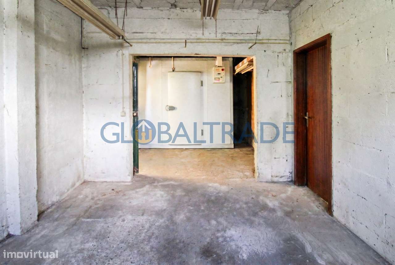 Moradia T2 com Terreno de 537m² e Potencial de Duas Habitações – Maia-37