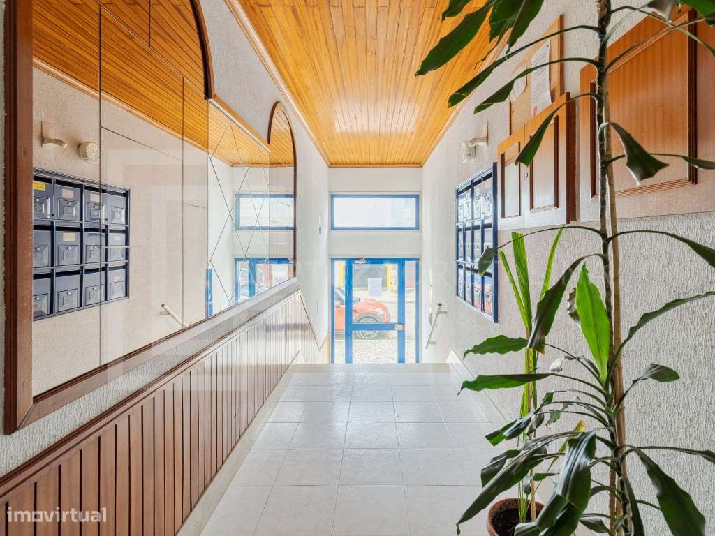 Apartamento T2 com varandas na Baixa da Banheira-19