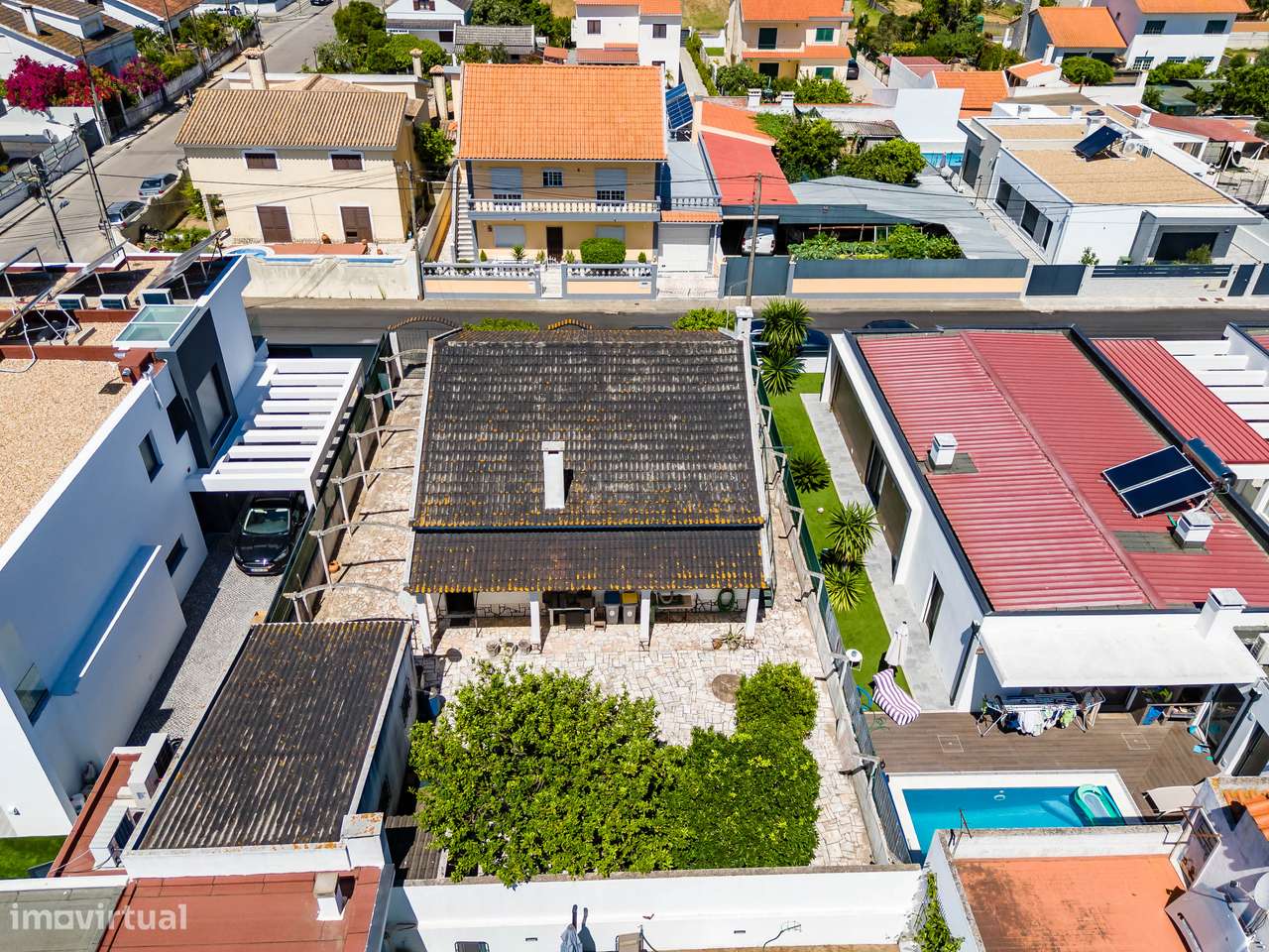 Moradia Isolada de 2 Pisos em Fernão Ferro – Excelente Área Exterior-4