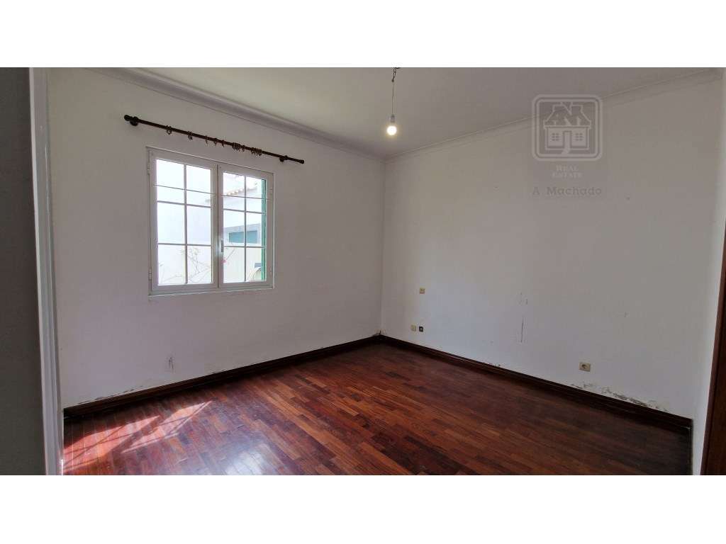 VENDA de MORADIA - VIVENDA T4+1 com Jardim e Garagem - Relva, Ponta...-39