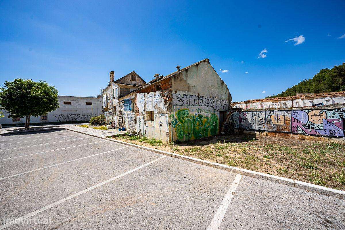 Prédio para Remodelação – Grande Potencial de Valorização junto ao Rio - Grande imagem: 4/21