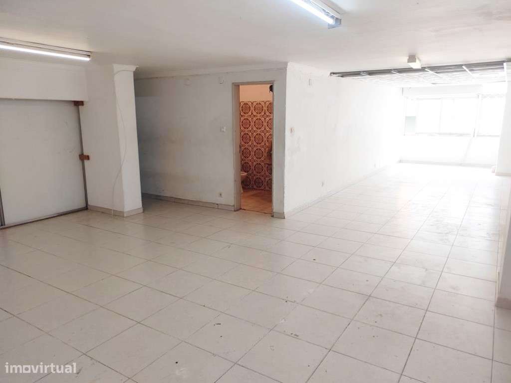 Espaço versátil com 125 m²: ideal para habitação ou serviços-4