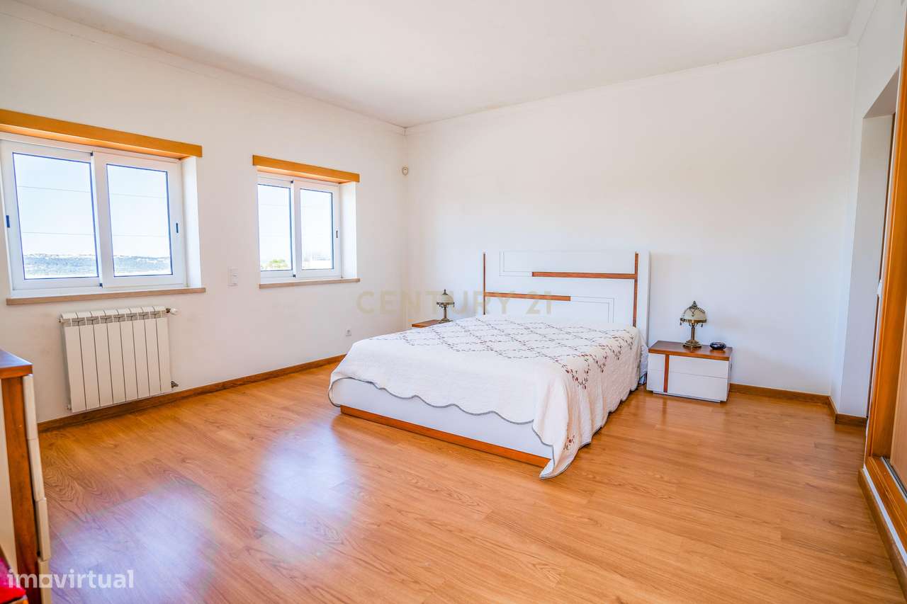 Moradia T6, localizada numa das zonas mais valorizadas do Oeste-12