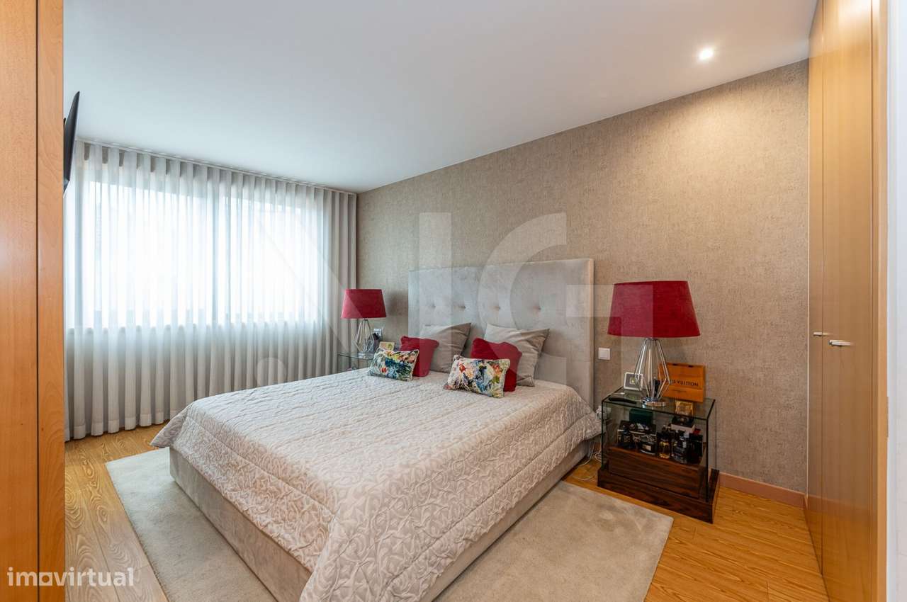 Moradia T3 com pátio, anexos e garagem em Paranhos - Porto-23